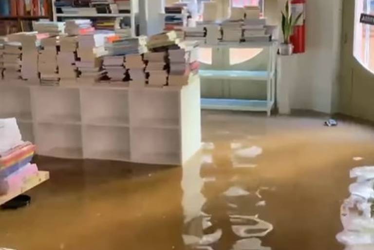A livraria Taverna, uma das mais tradicionais de Porto Alegre, foi inundada pelas enchentes que atingiram a capital do Rio Grande do Sul