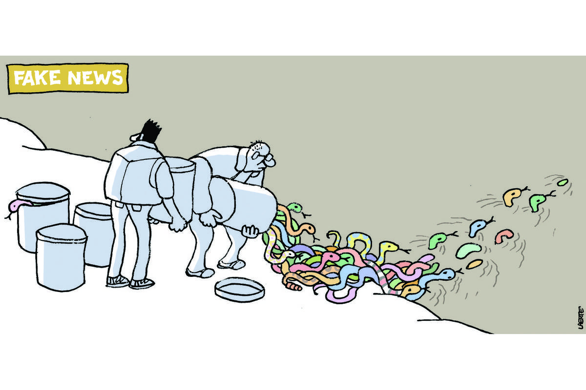 Charge de Laerte, com o título “FAKE NEWS”: Dois homens, em atitude sorrateira, estão à beira de um corpo de água parada, e junto a várias caixas em forma de tambor. Um deles sustenta uma caixa, aguardando a vez, enquanto o outro vira o seu conteúdo na água à sua frente. De dentro da caixa caem dezenas de cobras, de várias cores e tipos, com a linguinha de fora. Elas caem na água e saem nadando para o fundo.