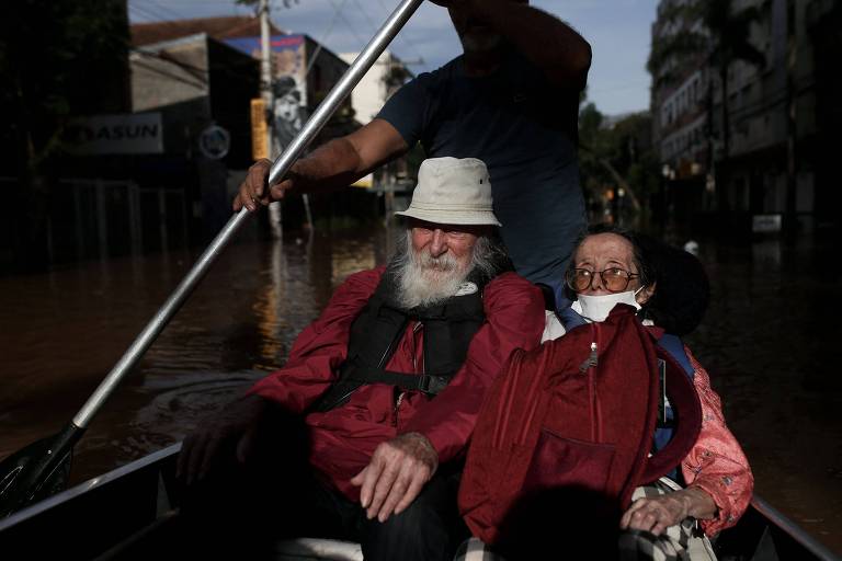 Moradores do bairro Cidade Baixa, em Porto Alegre, Roberto Rossi, 88, e Carmelina Castro, 79, são resgatados por voluntários 