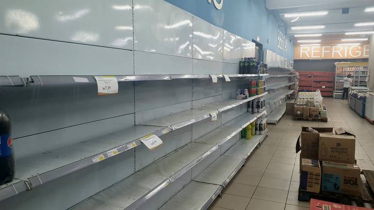 Prateleiras de supermercado vazias em Porto Alegre nesta quarta (8)