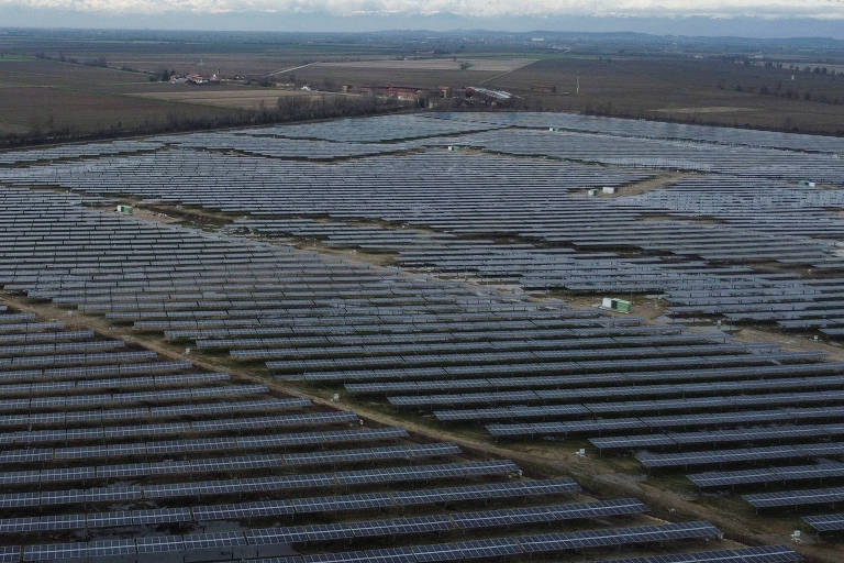 Campo de painéis solares, usado como fonte de energia limpa e renovável. 