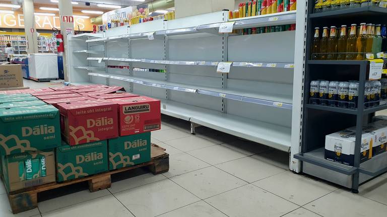 Prateleiras de supermercado vazias em Porto Alegre nesta quarta (8)