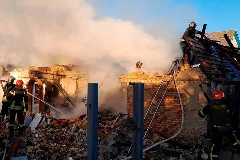 TOPSHOT - This handout photograph taken and released by Ukrainian Emergency Service on May 8, 2024, shows rescuers extinguishing a fire on a destroyed house following a missile attack in Kyiv region, amid the Russian invasion of Ukraine. Ukraine's air force on May 8, 2024 said it had downed dozens of Russian missiles and drones fired in an overnight barrage that targeted Ukrainian energy facilities. (Photo by Handout / UKRAINIAN EMERGENCY SERVICE / AFP) / RESTRICTED TO EDITORIAL USE - MANDATORY CREDIT 