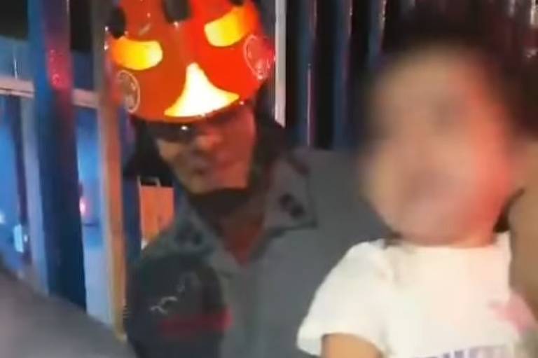 Bombeiros salvam criança presa em grade
