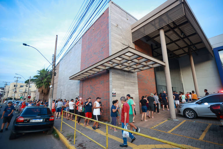 Cidade do RS sofre com falta de comida e fila para distribuição de mantimentos tem até mil pessoas