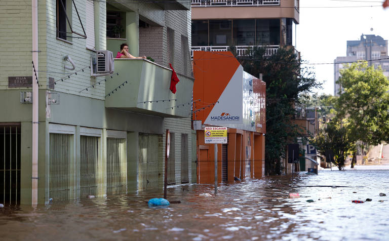 Voluntários, bombeiros e militares tentam convencer pessoas a deixarem seus apartamentos no centro de São Leopoldo