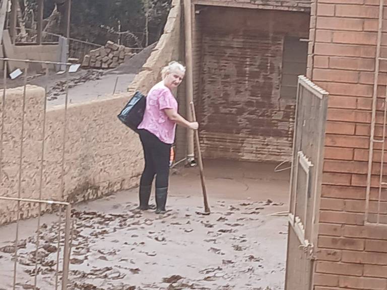 A aposentada Jaqueline (não quis revelar o sobrenome), 54, volta para ver os estragos da enchente na sua casa em Lajeado (RS), onde as águas atingiram o segundo andar