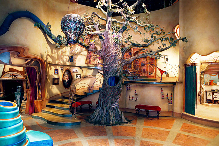 A árvore da Celete, que ficava no meio do Castelo, era de mentira e oca por dentro, para que os manipuladores dos bonecos pudessem trabalhar nela