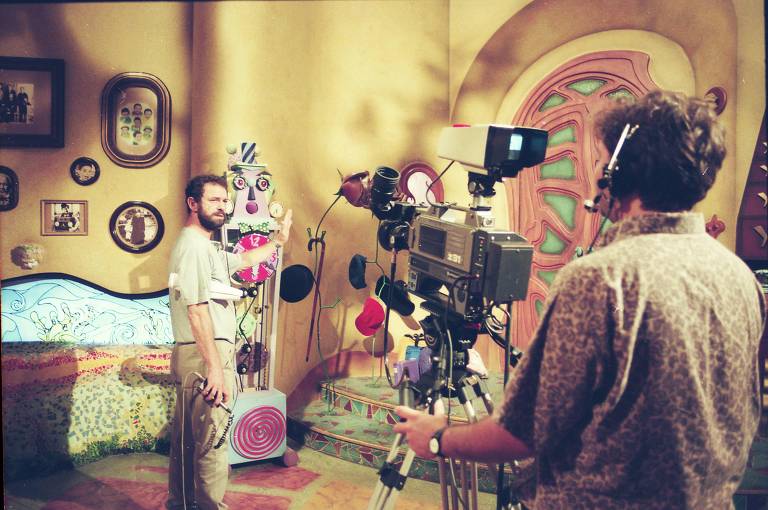 Equipe técnica marca cena do Castelo Rá-Tim-Bum