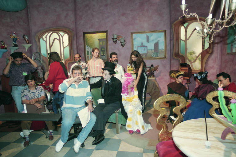 Elenco e equipe técnica reunidos