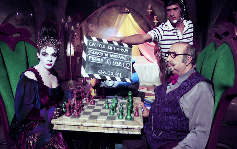 Contra-regra bate a claquete entre os atores Rosi Campos (Morgana) e Sérgio Mamberti (Doutor Vitor)