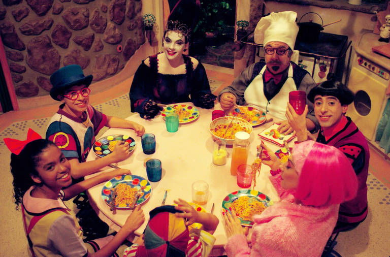 Elenco reunido à mesa do Castelo