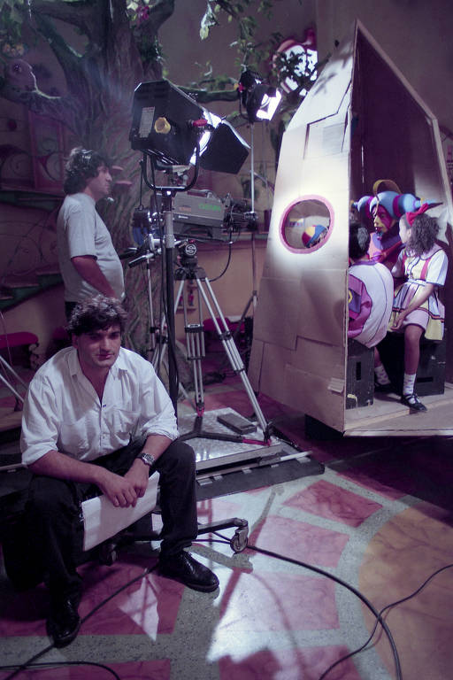 O diretor Cao Hamburger e equipe durante gravação de um dos 90 episódios