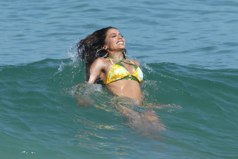 Anitta grava campanha e toma banho de mar em Grumari, no Rio; veja fotos