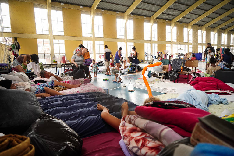Campus de universidade vira abrigo para 6.000 vítimas das chuvas em Canoas (RS)