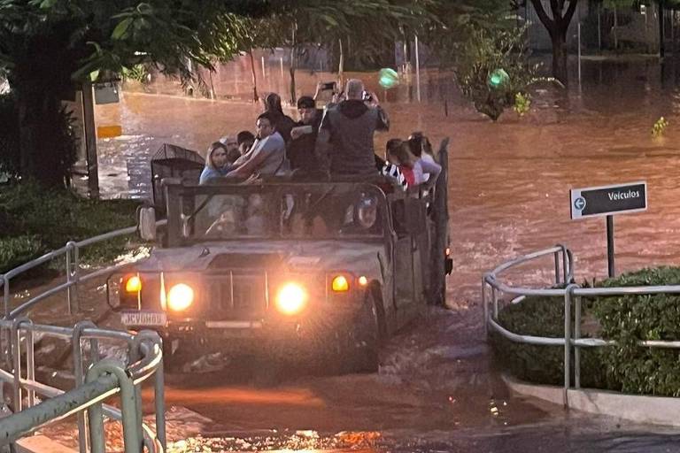 Funcionários do Hospital Mãe de Deus, em Porto Alegre (RS), são resgatados com jipe de guerra 