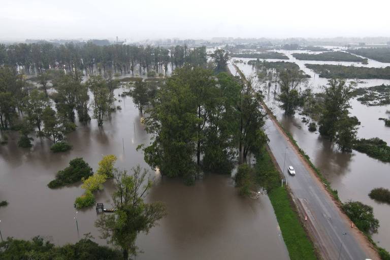 A imagem mostra uma rodovia inundada