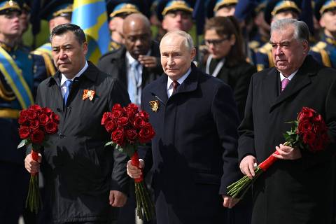 In this pool photograph distributed by the Russian state agency Sputnik, Russia's President Vladimir Putin and foreign leaders lay flowers at the Tomb of the Unknown Soldier by the Kremlin wall after the Victory Day military parade in central Moscow on May 9, 2024. Russia celebrates the 79th anniversary of the victory over Nazi Germany in World War II. (Photo by Ramil SITDIKOV / POOL / AFP) ORG XMIT: 90ca6bfb16815183
