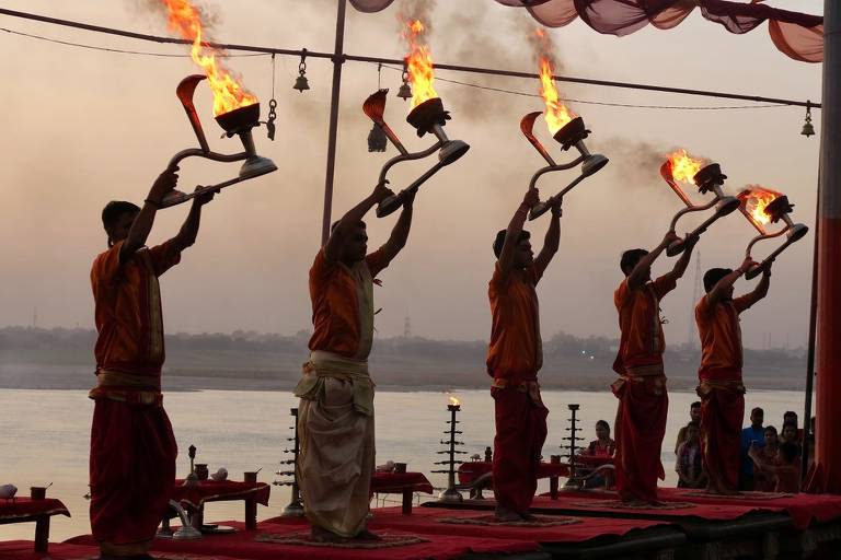 Cerimônia do nascer do sol em Varanasi, mais sagrada cidade para os hindus