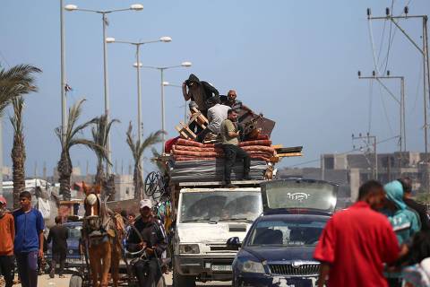 Displaced Palestinians transport their belongings on the back of a truck as they move to a safer area in Rafah in the southern Gaza Strip on May 9, 2024, amid the ongoing conflict between Israel and militants from the Hamas movement. (Photo by AFP)