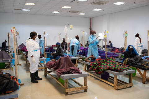 (240119) -- LUSAKA, Jan. 19, 2024 (Xinhua) -- Medical workers take care of patients at the National Heroes Stadium, which has been designated as a cholera treatment center, in Lusaka, Zambia, Jan. 18, 2024.
  Zambia has been battling a cholera outbreak since last October, with Lusaka, the country's capital, being the epicenter. 
  So far, the country has recorded 10,887 cases and 432 deaths, with ongoing efforts to treat and discharge patients across various treatment centers in nine provinces. (Xinhua/Peng Lijun)