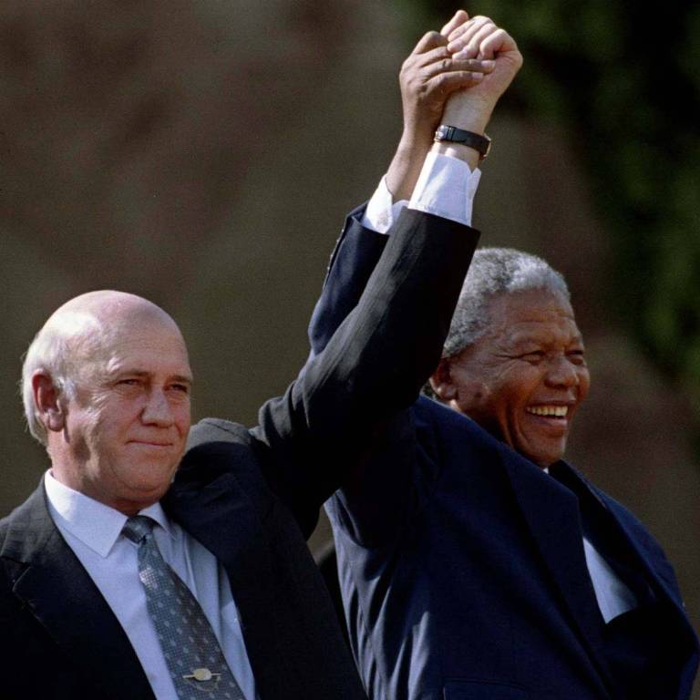 Nos 30 anos da posse de Mandela, conciliação dá lugar a populismo na África do Sul