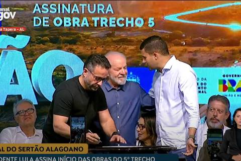 Arthur Lira (PP-AL), presidente da Câmara dos Deputados, e o senador Renan Calheiros (MDB-AL), rivais do estado, em mesmo palanque para evento de Lula
