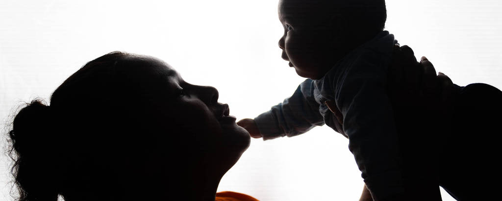 Ex-usuária de drogas brinca com filho de 2 meses; ela deixou a cracolândia após engravidar 