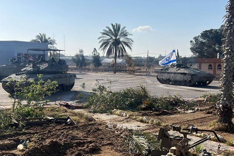 Tanques de Israel no posto de controle de Rafah, no sul da Faixa de Gaza