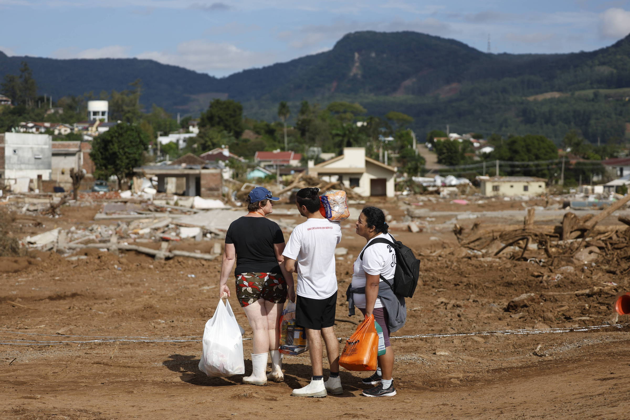 Enchentes forçam reconstrução de cidades gaúchas em outros lugares