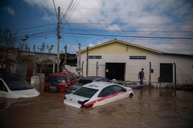 Carro afetado por enchente em Eldorado do Sul, Rio Grande do Sul