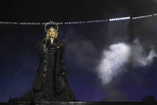 Madonna no palco do show no Rio de Janeiro