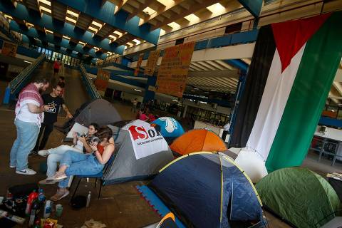 Students camp in the area of the History and Geography courses at the Faculty of Philosophy, Letters, and Human Sciences (FFLCH), at the University of São Paulo (USP), in defense of the Palestinians and against the attacks by Israel in the Gaza Strip, in Sao Paulo, Brazil, on May 9, 2024.  (Photo by Miguel SCHINCARIOL / AFP)