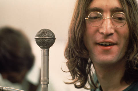 John Lennon during the filming of Let It Be in the Apple Studio, Savile Row, 22nd January 1969.Credit  Ethan A. Russell /  Apple Corps Ltd. DIREITOS RESERVADOS. NÃO PUBLICAR SEM AUTORIZAÇÃO DO DETENTOR DOS DIREITOS AUTORAIS E DE IMAGEM