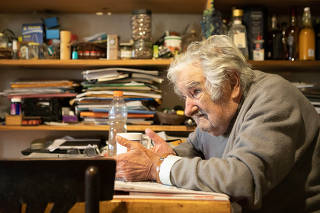O ex-presidente uruguaio Mujica durante entrevista à Folha no seu sítio em Montevidéu