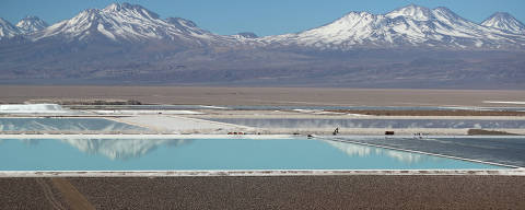 Brine pools from a lithium mine, that belongs U.S.-based Albemarle Corp, is seen on the Atacama salt flat in the Atacama desert, Chile, August 16, 2018. REUTERS/Ivan Alvarado ÊSEARCH 