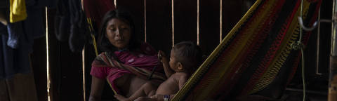 BOA VISTA, RR. 10/01/2024. ESPECIAL YANOMAMI. Criancas se alimentam no alojamento utilizado para abrigar os doentes na unidade de saude do Polo Base Auaris na Terra Indigena Yanomami. ( Foto: Lalo de Almeida/ Folhapress ) ESPECIAL *** EXCLUSIVO FOLHA***