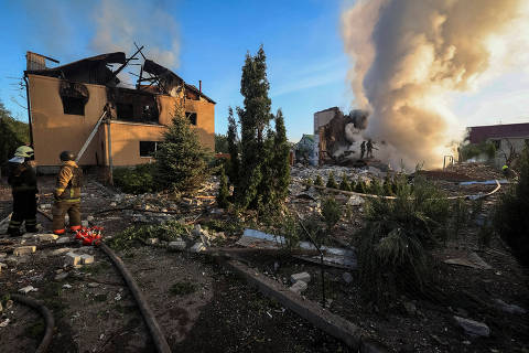 Firefighters work at a site of a Russian missile strike, amid Russia's attack on Ukraine, in Kharkiv, Ukraine May 10, 2024. REUTERS/Vyacheslav Madiyevskyy ORG XMIT: PPP-GAR02