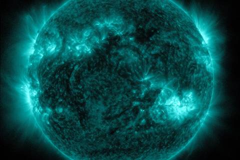 Imagem da missão SDO (Solar Dynamics Observatory) mostra atividade solar nesta sexta-feira (10)