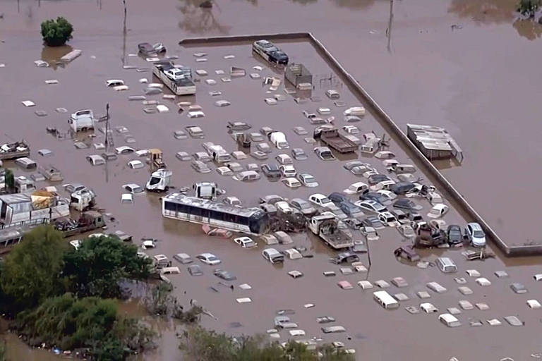 Em Eldorado do Sul, na região metropolitana de Porto Alegre, dezenas de carros e ônibus aparecem submersos após os temporais das últimas semanas