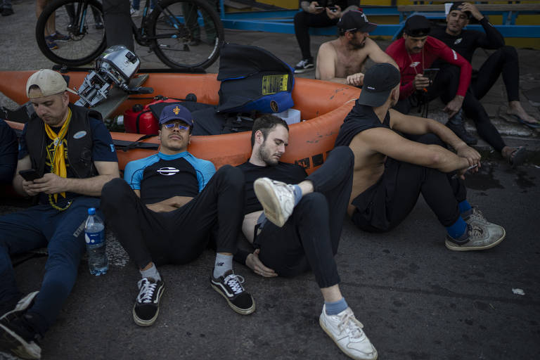 Voluntários percorrem Porto Alegre para resgatar ilhados