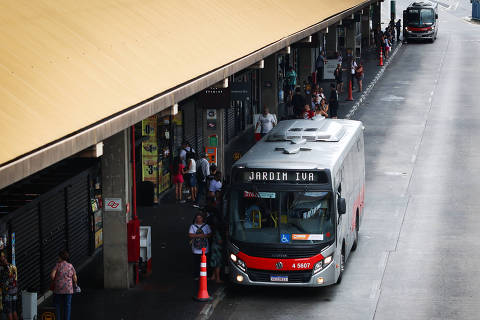 SAO PAULO/SP, Brasil.  17.12.2023. Movimentação de passageiros no terminal de onibus Tatuapé no primeiro dia de tarifa zero em onibus da capital.
 (foto: Zanone Fraissat/ Folhapress, COTIDIANO) ***EXCLUSIVO***