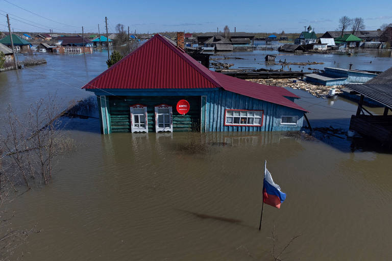 Área residencial inundada na vila de Ashevany, Rússia