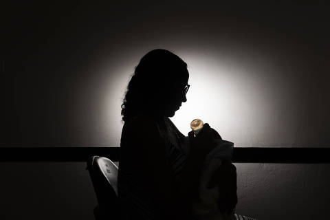 SÃO PAULO, SP - 08/05/2024 -  Aline Nunes Silvestre segura sua bebê, Adriele, de 9 dias. A mãe era usuária de crack. Parou de usar a droga após descobrir que estava grávida. (Foto: Danilo Verpa/Folhapress, COTIDIANO) ORG XMIT: 608246