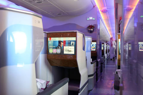 Uma tela de entretenimento a bordo está localizada nos assentos da cabine da classe executiva de uma aeronave de passageiros Airbus SE A380-800, operada pela Emirates Airlines, durante o 15º Dubai Air Show no Dubai World Central ORG XMIT: 775074386