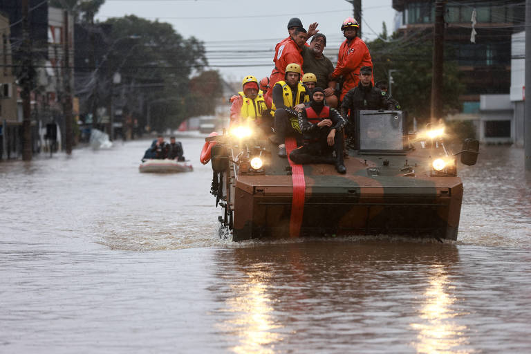 Tanque do Exército é utilizado em trabalhos de resgate em área alagada em Porto Alegre, no Rio Grande do Sul
