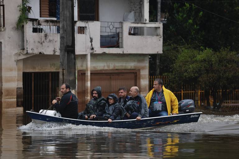 Moradores são resgatados de barcos por voluntários em São Leopoldo (RS)