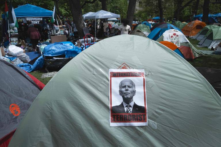 Protestos nas universidades: As manifestações pró-Palestina em campi por todo o país colocaram pressão sobre o apoio da gestão Biden a Israel. Apesar das rusgas recentes entre os governos dos dois países, eleitores muçulmanos e progressistas, em geral democratas, se ressentem desse apoio e ameaçam não votar em Biden; Já Trump chamou a ação da polícia para desocupar um protestos de 'coisa linda de se ver'