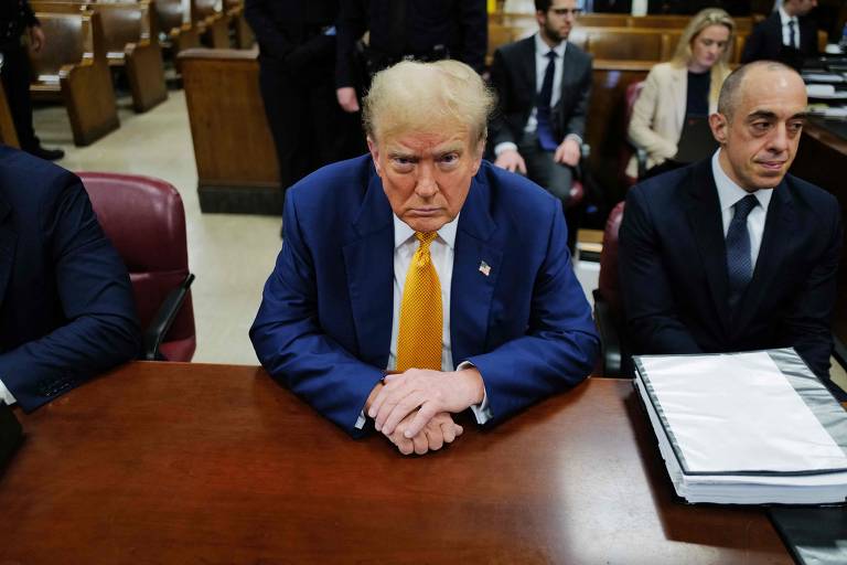 Julgamento criminal: Trump é réu em quatro casos na esfera criminal, além de alvo de processos na esfera civil, que têm consumido seu tempo de campanha e seu dinheiro. O menos grave dos quatro criminais foi o único julgado antes da eleição, por falsificação de registros empresariais, e pode levá-lo à cadeia —ele foi considerado culpado pelas 34 acusações do caso, e a setença deve sair em julho. Um ex-presidente e ainda por cima candidato preso seria algo inédito, não previsto com clareza na Constituição, e desafia o país