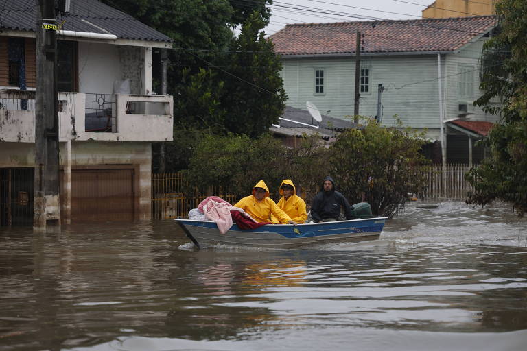 Voluntários resgatam pessoas e animais em Porto Alegre após chuvas recordes no Rio Grande do Sul